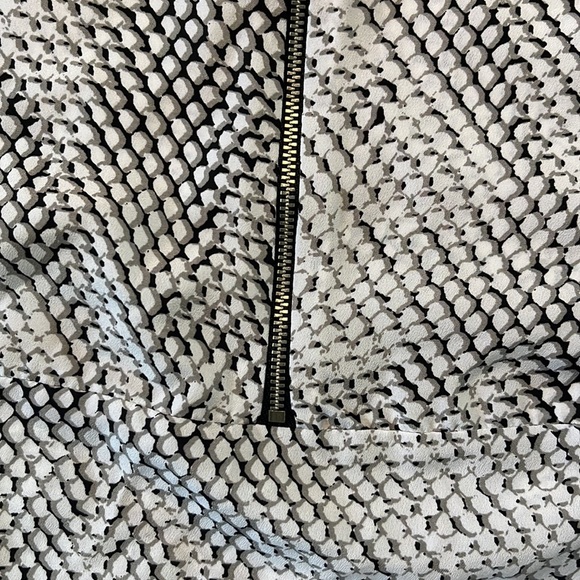 Michael Kors  NWOT   Abstract print blouse scoopneck      Sleeveless      Size S - Picture 4 of 13